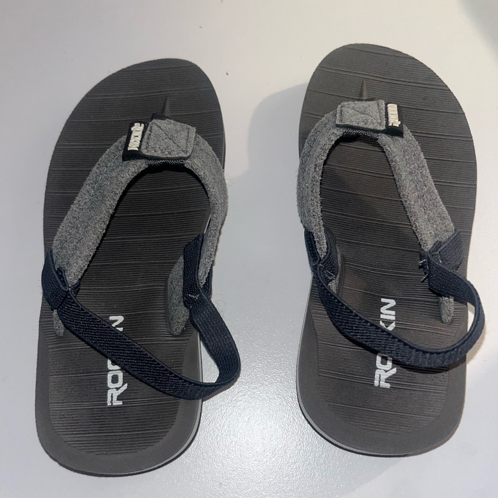 Toddler Boys Gray Rockin Sandals Flip-Flops Size 9 w/ Backstrap Stylish & Secure